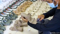 Beragam model sepatu wanita diproduksi di tempat ini.