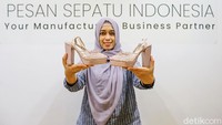 Pemilik Pesansepatuindonesia, Harriette Arlita Tiarasari tengah memegang sepatu hasil karyanya.