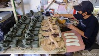 Harga sepatu yang dijual sangat bervariasi, mulai dari 130-200 ribu rupiah.