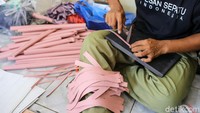 Tempat ini juga melayani pembuatan sepatu handmade untuk acara-acara spesial seperti pernikahan. Dibutuhkan waktu hingga 1 bulan untuk membuatnya.