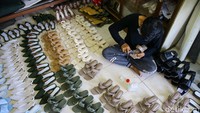 Sejumlah pekerja tengah membuat sepatu di pabrik Pesansepatuindonesia di kawasan Rawa Buntu, Tangerang Selatan, Jumat (23/4/2021).