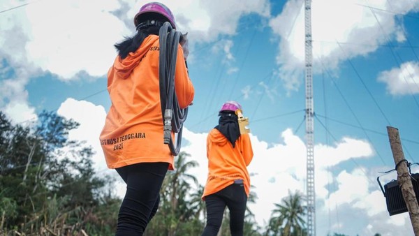 Kiprah Dua Srikandi PLN Ikut Bangun Tower Listrik Darurat di NTT