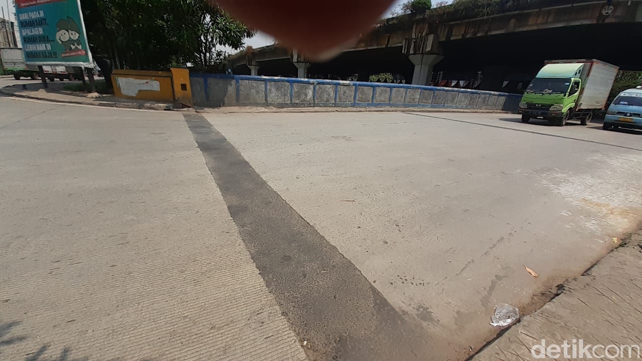 Kondisi Jl RE Martadinata dan Jembatan Lodan di sekitar Kali Ancol, Pademangan, Jakarta Utara, 23 April 2021. (Afzal Nur Iman/detikcom)