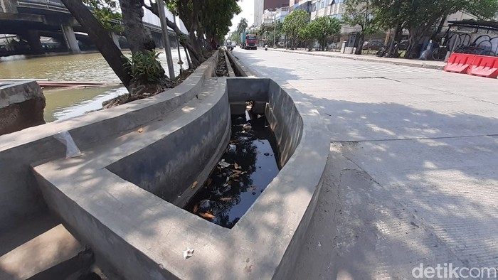 Kondisi Jl RE Martadinata dan Jembatan Lodan di sekitar Kali Ancol, Pademangan, Jakarta Utara, 23 April 2021. (Afzal Nur Iman/detikcom)