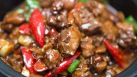 Krengsengan umumnya dibuat dari daging sapi atau kambing. Tumisan daging ini bisa dibuat dari daging ayam. Bumbunya pedas manis dan kental. Lihat cara meraciknya di resep ini. Foto: Thinkstock