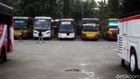 Tampak bus-bus terparkir di Terminal Kalideres, Jakarta Barat, Jumat (23/4/2021).