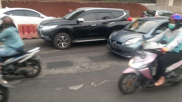 Lubang di Jl KH Noer Ali Dekat Grand Kota Bintang Bekasi ditambal dengan aspal.