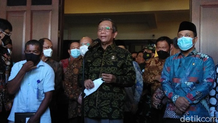Mahfud MD saat mengunjungi Gereja Katedral lokasi bom bunuh diri pasutri (Hermawan/detikcom)
