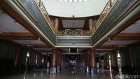 Kubah ini ditopang oleh tiang-tiang yang menggunakan efek visual kayu untuk menciptakan kesan natural.