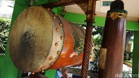 Sebuah bedug besar juga tergantung di sudut masjid.