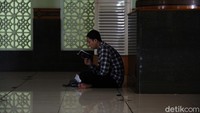 Seorang warga membaca Al-Quran di Masjid Agung Al-Barkah, Bekasi, Jawa Barat, Jumat (23/4/2020).