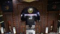 Setelah beberapa kali direnovasi, akhirnya masjid ini terlihat megah dan menjadi landmark Kota Bekasi.