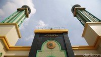 Terdapat menara besar di keempat sudut Masjid Agung Al Barkah. Dua menara yang lebih besar di bagian depan dan dua menara yang lebih kecil di bagian belakang.