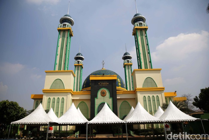 Masjid Agung Al-Barkah berada di Alun-alun Kota Bekasi. Masjid itu berdiri megah dan menjadi landmark Kota Bekasi.