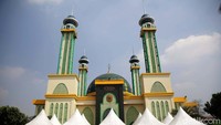 Atap masjid dihiasi satu kubah utama berwarna biru dengan aksen garis melintang dan empat kubah kecil.