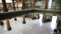 Kesan megah terasa saat memasuki area dalam masjid.