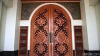 Pintu utama berbahan dasar kayu jati dengan ukiran geometris khas Timur Tengah akan langsung menyambut pengunjung.