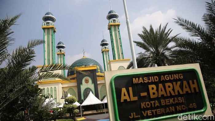 Melihat Masjid Al Barkah, Ikon Kota Bekasi Masjid Agung Al-Barkah berada di Alun-alun Kota Bekasi. Masjid itu berdiri megah dan menjadi landmark Kota Bekasi.