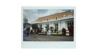 Surabaya terkenal dengan beragam bangunan lawas dan bersejarah yang masih bisa ditemukan keberadaannya hingga saat ini. Salah satunya adalah Gedung De Javasche Bank. Bangunan yang berdiri sejak tahun 1829 itu pernah dialihfungsikan menjadi Bank Indonesia pada tahun 1953 silam. Bangunan itu pun kini menjadi salah satu bangunan cagar budaya yang ada di Surabaya.