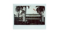 Penampakan Hotel Majapahit Surabaya, salah satu bangunan bersejarah paling populer di Kota Surabaya. Hotel yang berada di kawasan Tunjungan ini dikenal memiliki beragam nama. Pada zaman kolonial hotel ini bernama Hotel Oranje, kemudian di masa kependudukan Jepang nama hotel ini diubah menjadi Hotel Yamato. Setelah Indonesia merdeka Hotel Yamato berganti nama menjadi Hotel Majapahit Surabaya.