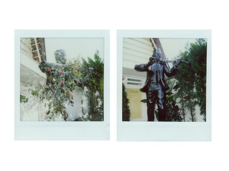 Memotret Sisi Lain Kota Pahlawan Lewat Kamera Instan