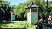 Di samping area makam Ki Ageng Gribig terdapat beberapa tempat, di antaranya Masjid Agung Jatinom dan Sendang Palampeyan, Sendang Suran dan Guwo Belan, Masjid Tiban dan Oro-Oro Tarwiyah yaitu tempat di mana ki Ageng menanam tanah yang dibawanya dari Arafah, Mekah.