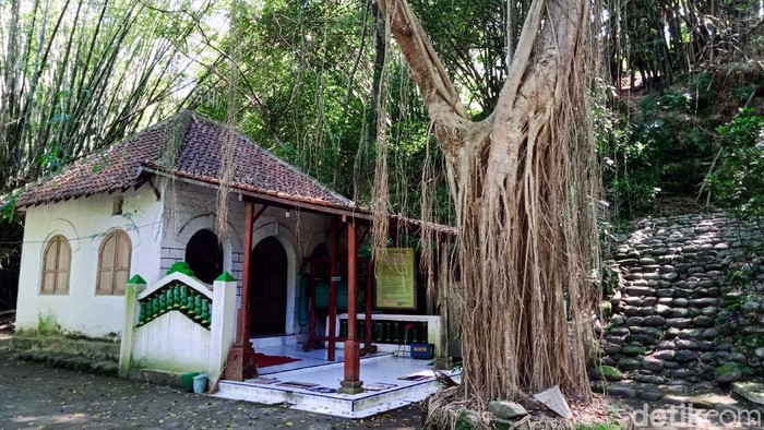 Ki Ageng Gribig yang dimakamkan di Desa/Kecamatan Jatinom, Kabupaten Klaten diyakini merupakan salah satu tokoh besar penyebar agama Islam di masa Sultan Agung.
