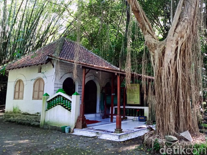 Ki Ageng Gribig yang dimakamkan di Desa/Kecamatan Jatinom, Kabupaten Klaten diyakini merupakan salah satu tokoh besar penyebar agama Islam di masa Sultan Agung.
