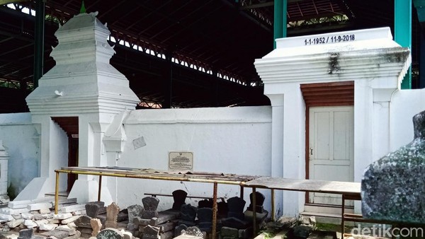 Ki Ageng Gribig adalah cucu Prabu Brawijaya dari Kerajaan Majapahit, putra dari R.M. Guntur atau Prabu Wasi Jolodoro. Ki Ageng Gribig merupakan salah satu ulama pada zaman Mataram yang menyebarkan Agama Islam khususnya di Jatinom. Ki Ageng Gribig adalah cucu Prabu Brawijaya dari Kerajaan Majapahit, putra dari R.M. Guntur atau Prabu Wasi Jolodoro. Ki Ageng Gribig merupakan salah satu ulama pada zaman Mataram yang menyebarkan Agama Islam khususnya di Jatinom.