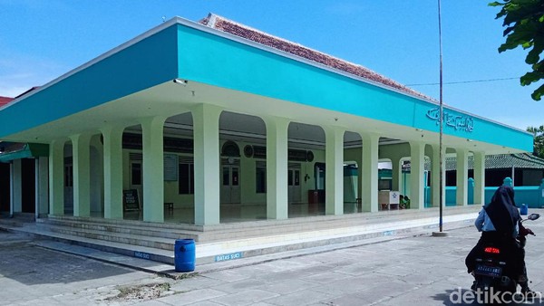 Makam Ki Ageng Gribig adalah situs berupa makam yang terletak di dukuh Jatinom, desa Jatinom, kecamatan Jatinom, kabupaten Klaten dan saat ini menjadi tempat pariwisata. Makam Ki Ageng Gribig adalah situs berupa makam yang terletak di dukuh Jatinom, desa Jatinom, kecamatan Jatinom, kabupaten Klaten dan saat ini menjadi tempat pariwisata.