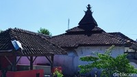 Karena banyaknya jumlah murid, kue tersebut tidak mencukupi, maka ki Ageng Gribig meminta Nyi Ageng Gribig, istrinya untuk membuatkan kue apem supaya kekurangan itu tercukupi.  