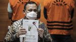 Momen Penyidik KPK Stepanus Digiring dan Diborgol
