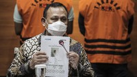 Ketua KPK Firli Bahuri menyampaikan keterangan pers di Gedung Merah Putih KPK, Jakarta, Kamis (22/4/2021).