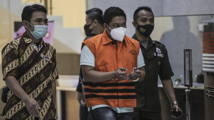 Momen Penyidik KPK Steppanus Digiring dan Diborgol Penyidik KPK Stepanus Robin Pattuju digiring petugas untuk mengikuti konferensi pers usai menjalani pemeriksaan di Gedung Merah Putih KPK, Jakarta, Kamis (22/4/2021). KPK menetapkan Penyidik KPK Stepanus Robin Pattuju dan Pengacara Maskur Husain sebagai tersangka dalam kasus dugaan tindak pidana korupsi penerimaan hadiah atau janji oleh penyelenggara negara terkait penanganan perkara Wali Kota Tanjung Balai Tahun 2020-2021. ANTARA FOTO/Dhemas Reviyanto/aww.