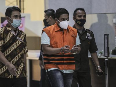 Momen Penyidik KPK Stepanus Digiring dan Diborgol