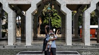Jakarta Islamic Center pun kerap ramai di saat bulan Ramadhan. Selain datang untuk beribadah, tak sedikit pula warga yang berkunjung ke sana untuk ngabuburit bersama teman maupun keluarga.