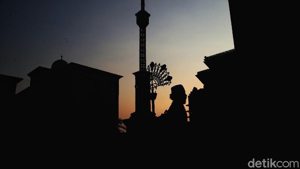 Ngabuburit Sambil Berburu Matahari Terbenam di Jakarta Islamic Center
