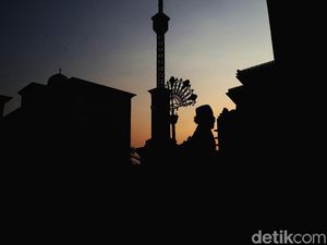 Ngabuburit Sambil Berburu Matahari Terbenam di Jakarta Islamic Center