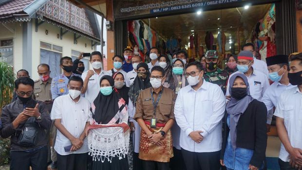Pandai Sikek penenun kain songket di Tanah Datar