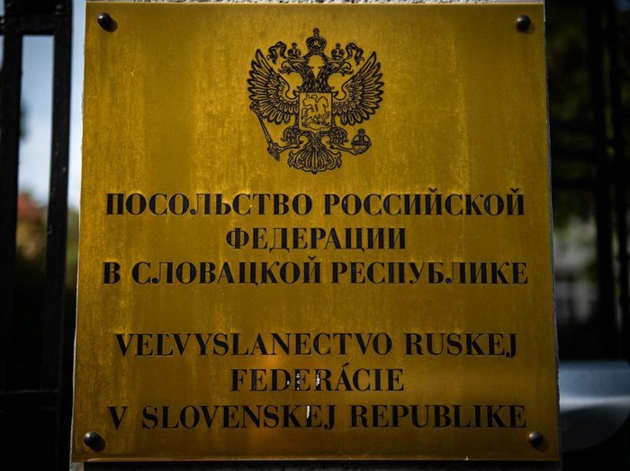 An information board on the building of the Embassy of the Russian Federation in Slovakia is seen on April 22, 2021 in downtown Bratislava. - Slovakia has decided to expel three Russian diplomats, Prime Minister Eduard Heger said on April 22, 2021, after a diplomatic rift between its Czech neighbour and Moscow over allegations Russian spies had orchestrated a fatal explosion on Czech soil in 2014. (Photo by VLADIMIR SIMICEK / AFP)
