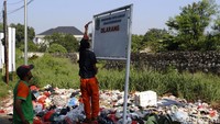 Banyaknya tumpukan sampah itu menimbulkan bau tak sedap dan terlihat kumuh.