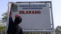 Meski telah dipasang plang pelarangan buang sampah sembarangan, warga tetap membuang sampah di lahan kosong tersebut.
