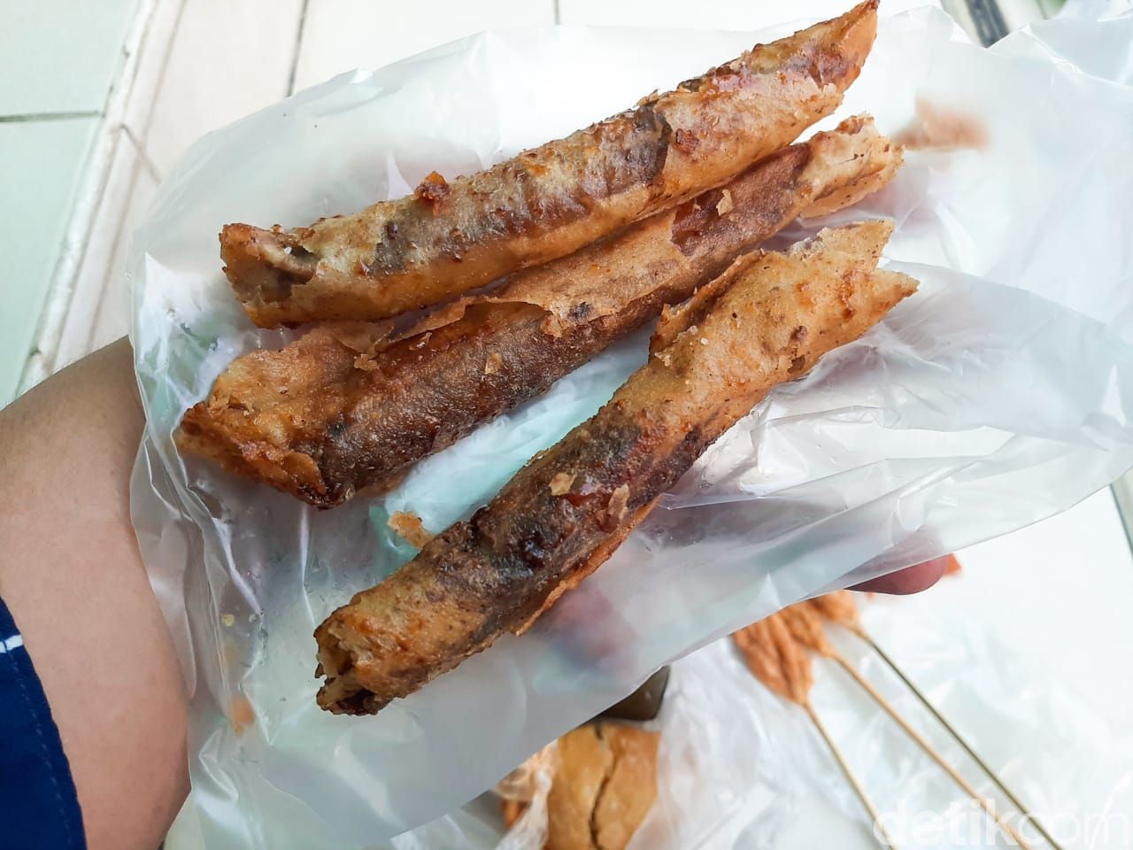 Berburu takjil di Benhil dengan bawa uang Rp 20 ribu. Bisa dapat piscok, pastel, lontong, hingga es buah.