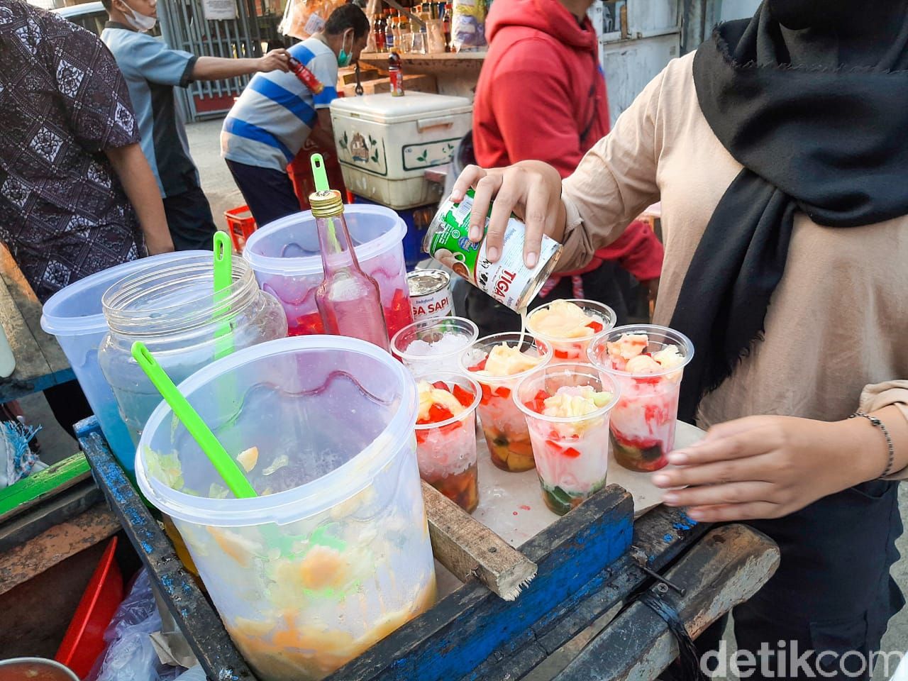 Berburu takjil di Benhil dengan bawa uang Rp 20 ribu. Bisa dapat piscok, pastel, lontong, hingga es buah.