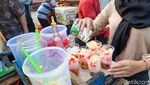 Jajan Es Buah dan Pastel Isi Bihun di Pasar Takjil Benhil