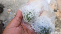 Harga klepon per butirnya dibanderol Rp 2.500. Walaupun agak mahal, tapi ukurannya cukup besar. Jadi, dijamin puas menyantapnya. Foto: detikFood/Yenny Mustika Sari