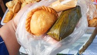 Aneka gorengan dan lontong isi sayuran ditawarkan di sini. Harganya juga terjangkau, hanya Rp 2 ribu per pcs. Foto: detikFood/Yenny Mustika Sari