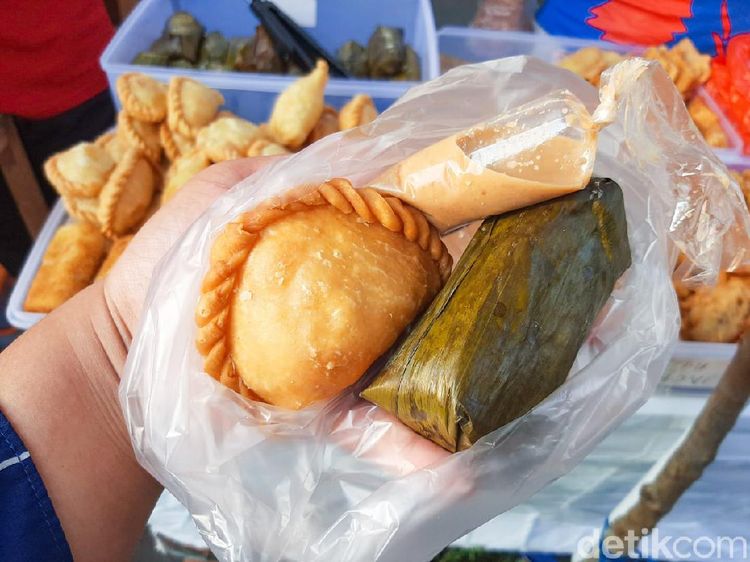 Jajan Es Buah dan Pastel Isi Bihun di Pasar Takjil Benhil