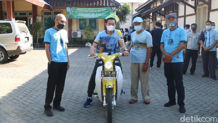 Hari ini ada yang berbeda dalam layanan publik di Lamongan. Seluruh ASN di Lamongan kompak mengenakan jersey Persela Lamongan.