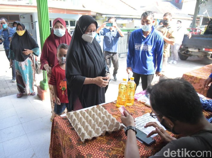 Selama Ramadhan, Pemkot Surabaya rutin menggelar operasi pasar untuk menstabilkan harga bahan pokok. Saat operasi pasar, warga bisa mendapatkan bahan pokok dengan harga lebih murah.
